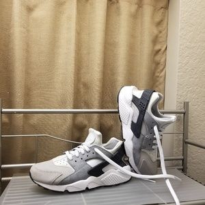 Nike Air Huarache womens athletic shoes size 8.5